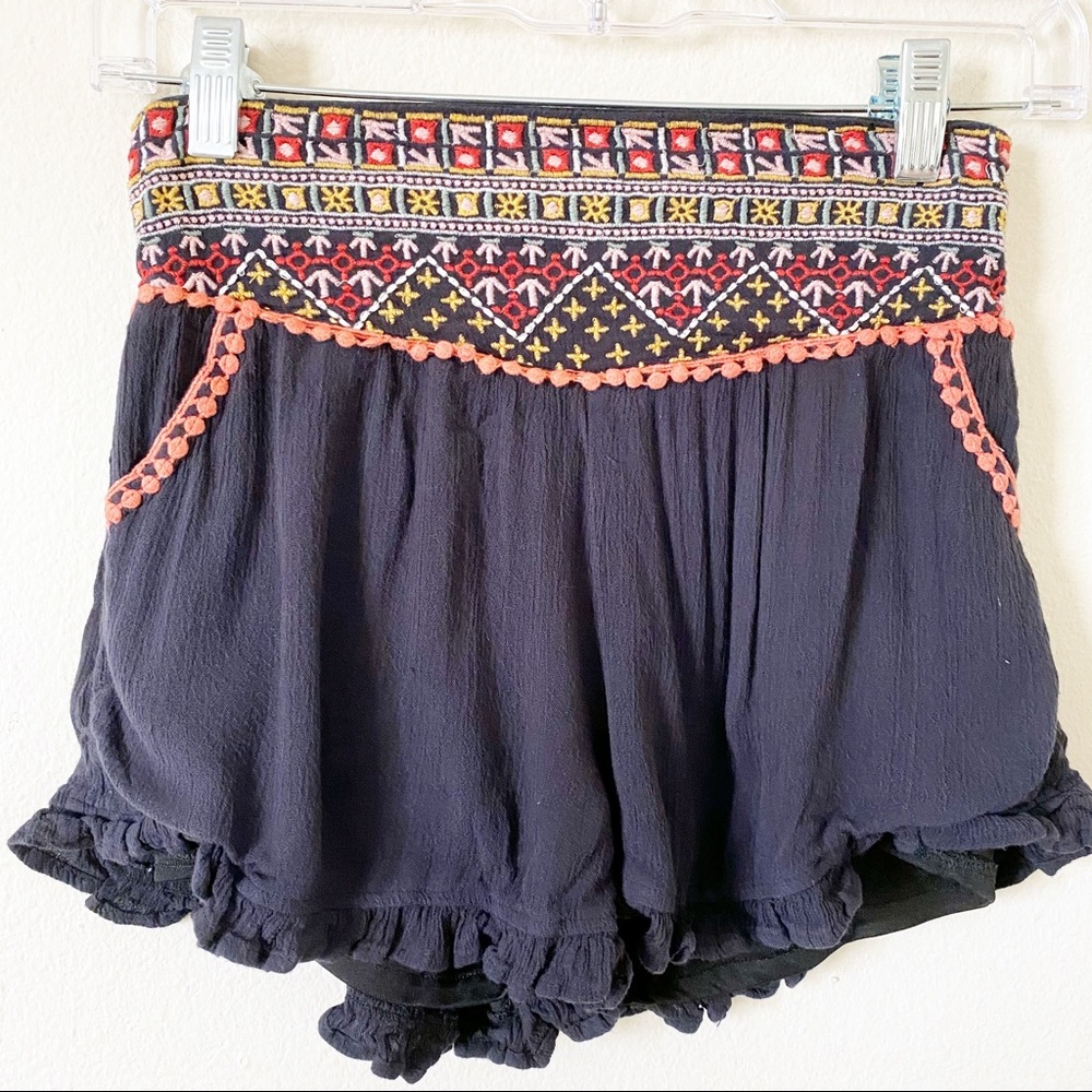 Jak&Peppar embroidered ruffled shorts